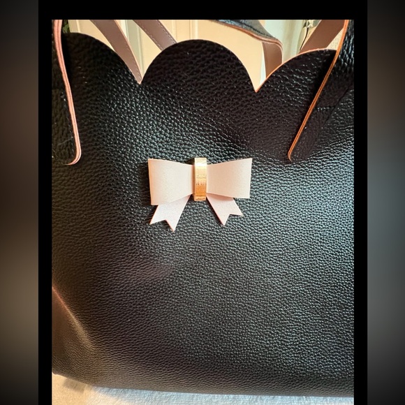 Elegant Black Tote Bag - Picture 3 of 4